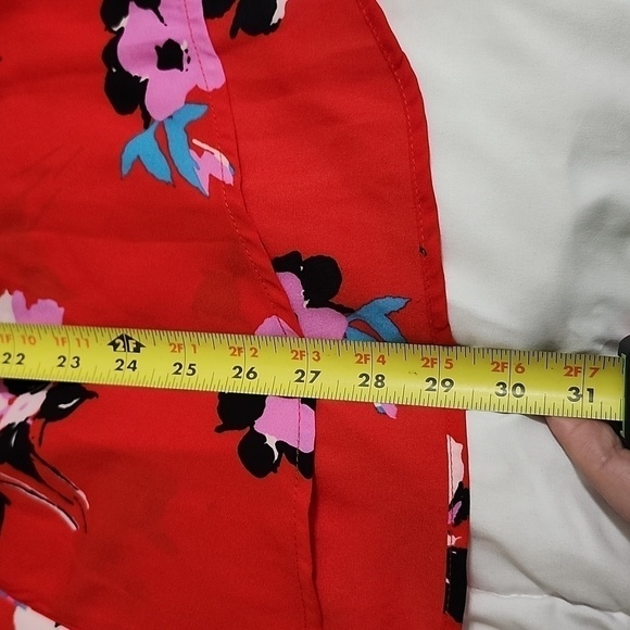 NWT CHELSEA & THEODORE RED SLEEVELESS FLORAL BLOUSE LARGE - Picture 9 of 9